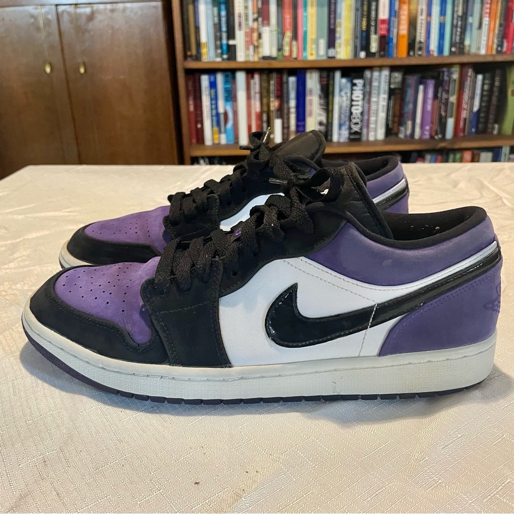 2019 Jordan 1 low in court purple! Good condition. Size 11 - Picture 1 of 4